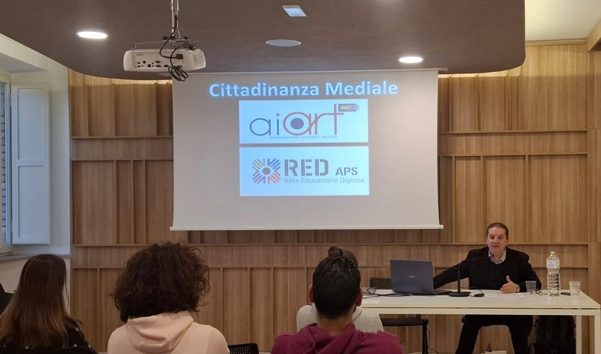 In collaborazione con il Comune di Recanati, ha organizzato un incontro gratuito rivolto ai genitori, con l’obiettivo di offrire strumenti utili per affrontare le sfide della genitorialità nell'era digitale.
