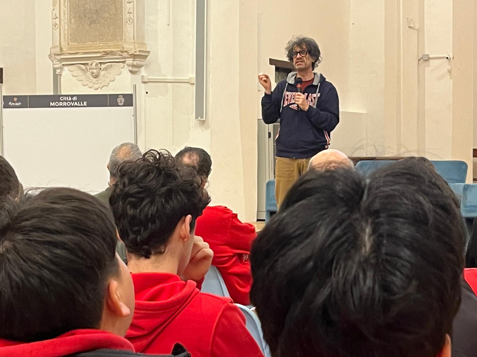 In collaborazione con Il Ponte Basket Morrovalle e il Patto Educativo Territoriale di Morrovalle, ha recentemente promosso un importante incontro informativo con Paolo Nanni, dedicato alla riflessione sui rischi e le opportunità legate alla rivoluzione digitale.