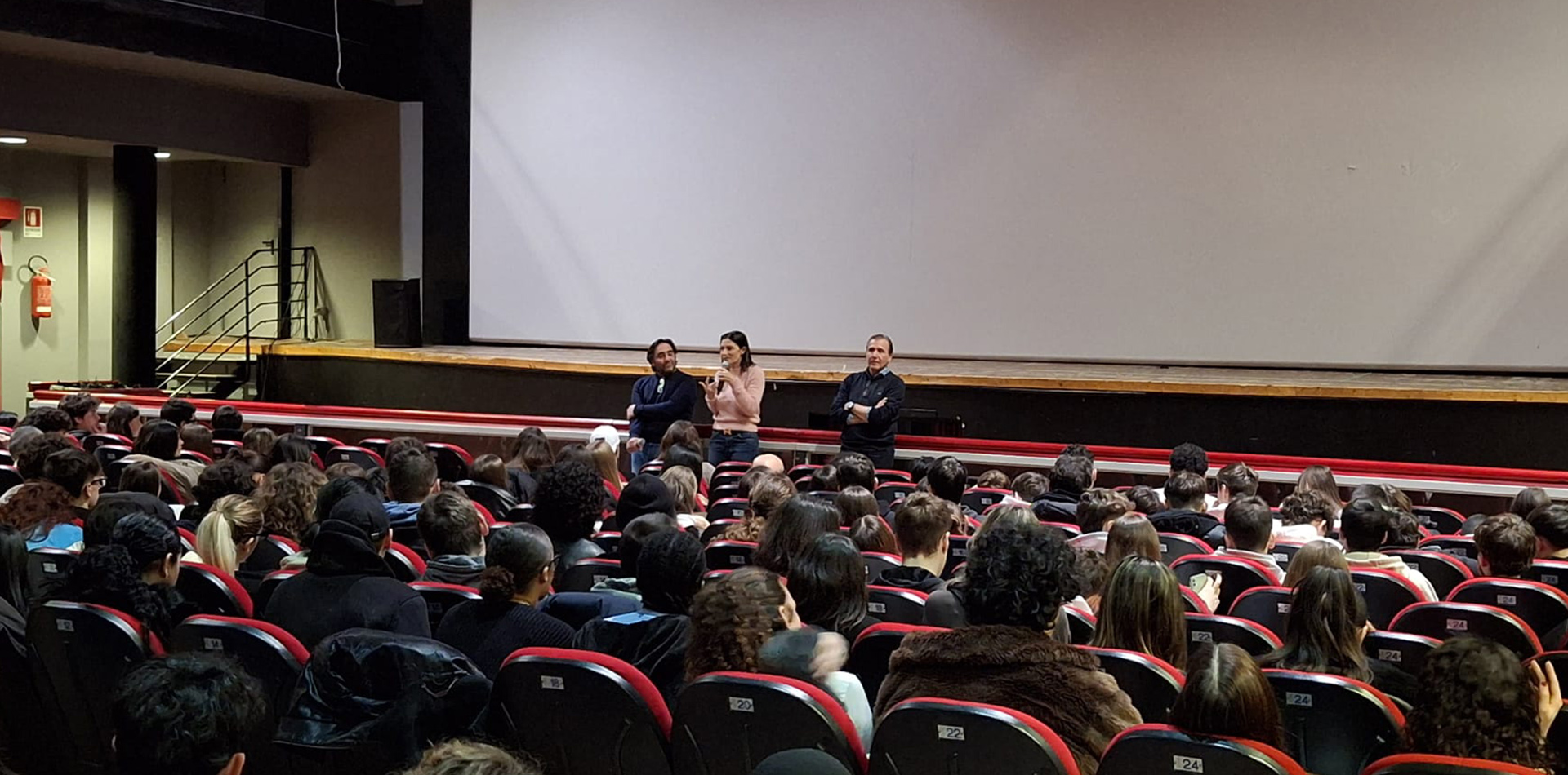 Gli studenti dell’Istituto Bonifazi-Corridoni hanno assistito alla proiezione del film Il ragazzo dai pantaloni rosa e partecipato a un dialogo con esperti sui temi del bullismo e dell’identità.