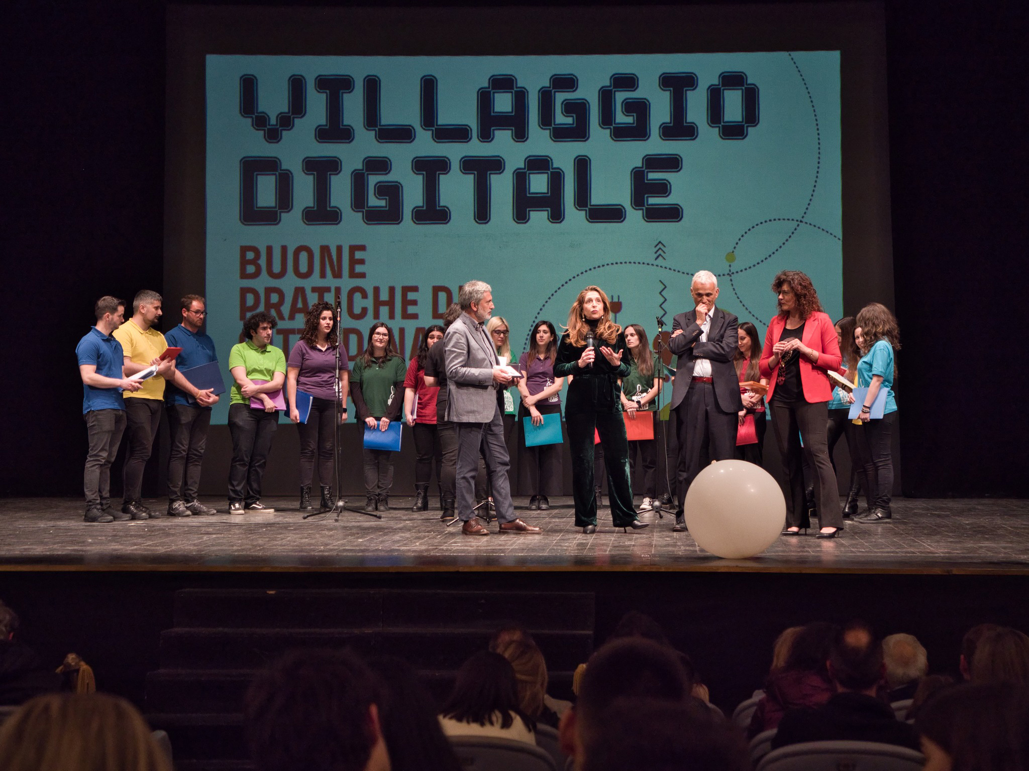 Buone pratiche di cittadinanza digitale raccontate attraverso giochi, voci, musica, tango e recitazione in un mix scoppiettante.